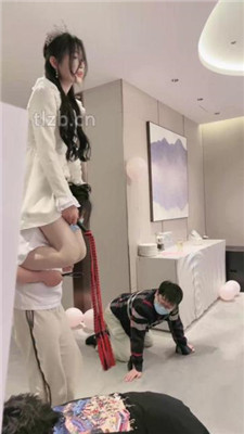图片[16]-时安】劲爆群调-男女奴跪拜/踩狗爪/鞭打舔脏鞋/一桶圣水