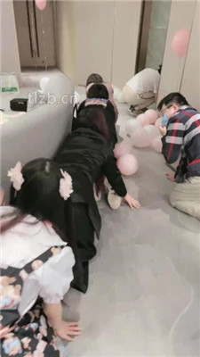 图片[7]-时安】劲爆群调-男女奴跪拜/踩狗爪/鞭打舔脏鞋/一桶圣水