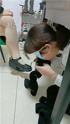 图片[3]-爱可呀】班花作客玩女奴-跪拜/清理鞋底/骑马/舌头足浴