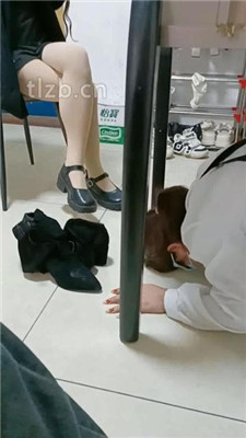 图片[4]-爱可呀】班花作客玩女奴-跪拜/清理鞋底/骑马/舌头足浴