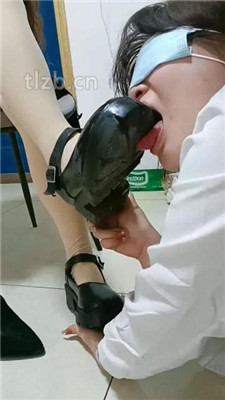 图片[7]-爱可呀】班花作客玩女奴-跪拜/清理鞋底/骑马/舌头足浴