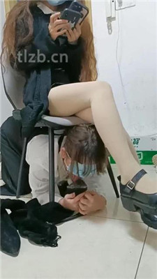 图片[8]-爱可呀】班花作客玩女奴-跪拜/清理鞋底/骑马/舌头足浴