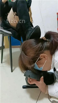 图片[9]-爱可呀】班花作客玩女奴-跪拜/清理鞋底/骑马/舌头足浴