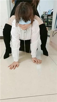 图片[14]-爱可呀】班花作客玩女奴-跪拜/清理鞋底/骑马/舌头足浴
