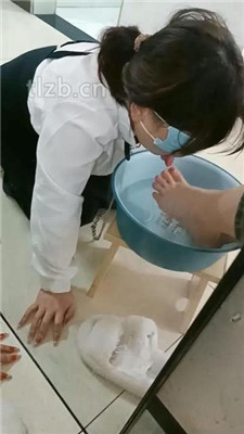 图片[15]-爱可呀】班花作客玩女奴-跪拜/清理鞋底/骑马/舌头足浴
