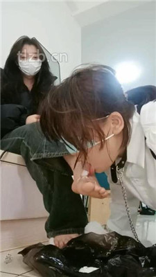 图片[16]-爱可呀】班花作客玩女奴-跪拜/清理鞋底/骑马/舌头足浴