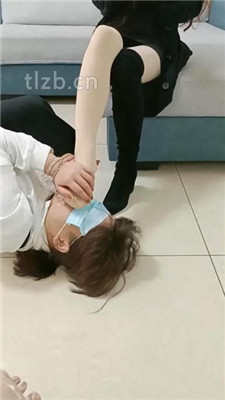 图片[17]-爱可呀】班花作客玩女奴-跪拜/清理鞋底/骑马/舌头足浴