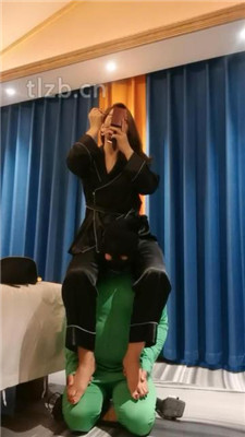 图片[4]-冷御女王】物化人体家具-骑脖化妆