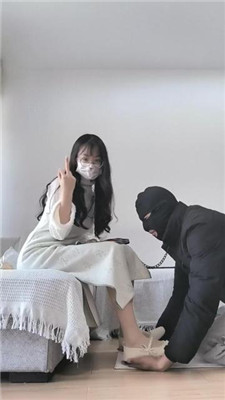 【可爱鬼】牵狗链/抽耳光/骑马/舔脏鞋/踩踏/脚踩喂食_绳缚吧