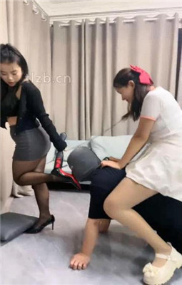 图片[4]-伊诺】情侣奴-奴下奴-强迫舔女奴的臭脚