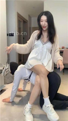 图片[3]-小麦】小白鞋白袜-脚踩喂香蕉/木乃伊人肉脚垫