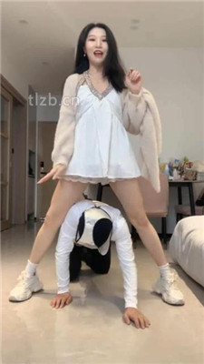 图片[4]-小麦】小白鞋白袜-脚踩喂香蕉/木乃伊人肉脚垫