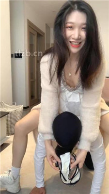图片[5]-小麦】小白鞋白袜-脚踩喂香蕉/木乃伊人肉脚垫