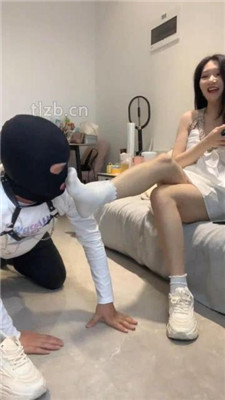 图片[8]-小麦】小白鞋白袜-脚踩喂香蕉/木乃伊人肉脚垫
