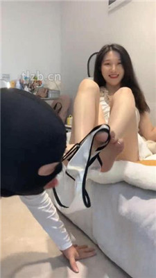 图片[11]-小麦】小白鞋白袜-脚踩喂香蕉/木乃伊人肉脚垫