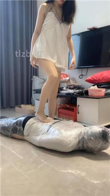 图片[16]-小麦】小白鞋白袜-脚踩喂香蕉/木乃伊人肉脚垫