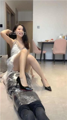 图片[18]-小麦】小白鞋白袜-脚踩喂香蕉/木乃伊人肉脚垫