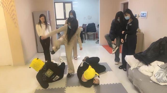 图片[2]_精神小妹】5S真实欺凌虐双奴-群踩群踹/耳光_HD绳艺资源网