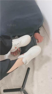 【上上】强迫狗舔穿一天的白鞋原味船袜_绳缚吧