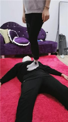 【凌儿女神】臭脚捂脸窒息/踩踏/骑马骑脖_绳缚吧