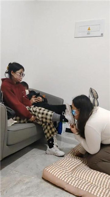 【樱樱】情侣主-让闺蜜下跪伺候-舔鞋底闻棉袜【二】_绳缚吧