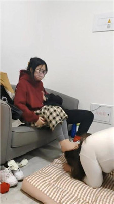 图片[6]_樱樱情侣主-让闺蜜下跪伺候-舔鞋底闻棉袜二