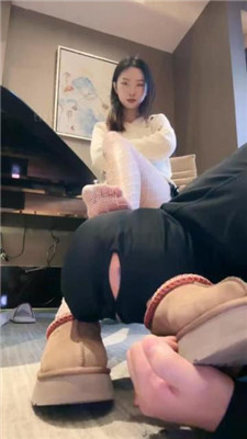 图片[2]_jenn】闻舔棉鞋白丝袜/踢踹/骑马转胯/踩踏