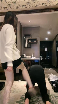 图片[8]_jenn】闻舔棉鞋白丝袜/踢踹/骑马转胯/踩踏