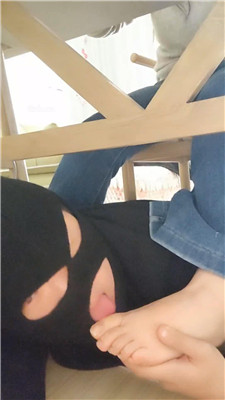 【樱樱】桌底视角-高中生S让狗除脚臭【下】_绳缚吧