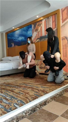 图片[9]_小雅老师双主VS双奴-骑马比赛/坐垫俯卧撑/踩踏双视角版