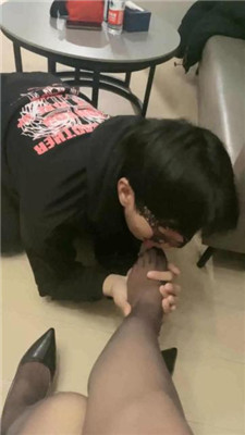 【雅雅】黑丝高跟恋足舔【完整版】_绳缚吧
