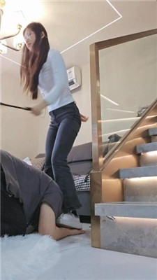 【嘉妮】运动后脏鞋臭袜踩虐_绳缚吧