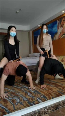 图片[13]_小雅老师双主VS双奴-骑马比赛/坐垫俯卧撑/踩踏双视角版