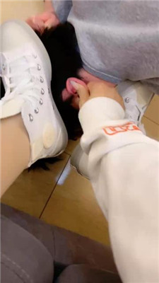图片[17]_海绵大大】骑马转胯/高帮帆布鞋踩踏/清理脏鞋/揪耳朵