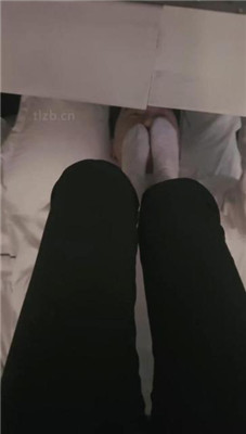 【娜娜米】桌底无意识踩下贱狗_绳缚吧