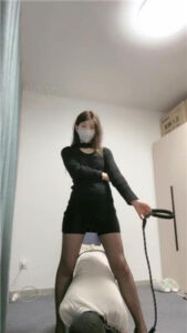 【樱子大人】狗链遛狗/转胯骑马/掐乳/鞭打/踩踏_绳缚吧
