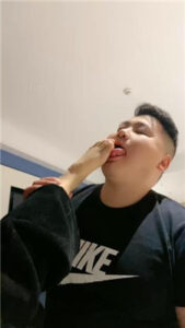 【冷御大大】近距离裸足恋足狂舔_绳缚吧