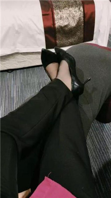 【陌影夫妻】高跟黑丝原味脚踩绿帽老公_绳缚吧