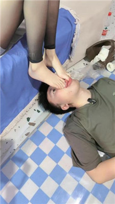 图片[11]_Lel】脚插嘴/裸足踩狗脸/脚踩喂食