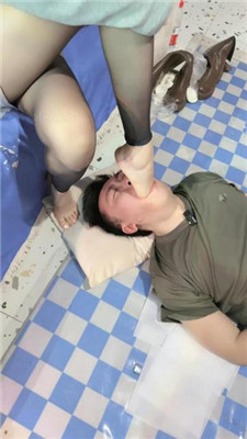 图片[17]_Lel】脚插嘴/裸足踩狗脸/脚踩喂食