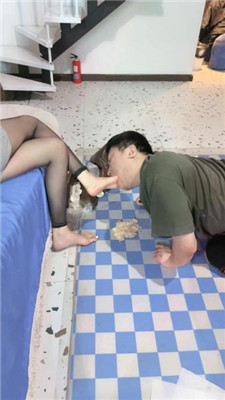 图片[19]_Lel】脚插嘴/裸足踩狗脸/脚踩喂食