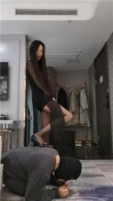 【皮皮】跑骚的代价-高跟长腿踩踏_绳缚吧