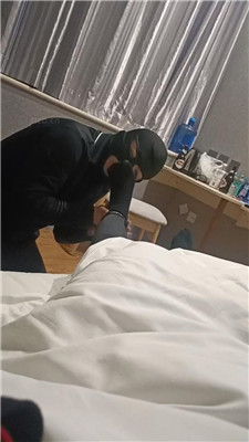 【鑫鑫夫妻】闻舔黑棉袜超臭裸足_绳缚吧