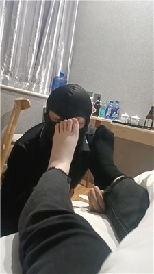 图片[2]_鑫鑫夫妻闻舔黑棉袜超臭裸足