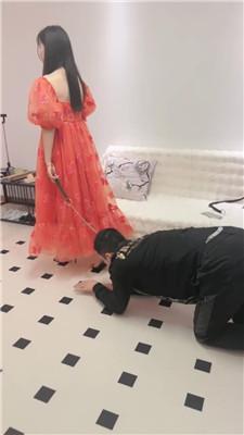 图片[3]_猫咪大大狗链拴住遛狗/骑马鞭打/清理脏鞋底/舔地板/圣水内裤