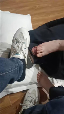 图片[4]_鑫鑫夫妻闻舔黑棉袜超臭裸足
