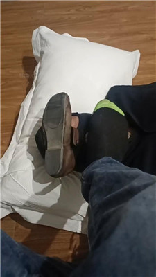 图片[5]_鑫鑫夫妻闻舔黑棉袜超臭裸足