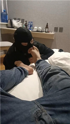 图片[6]_鑫鑫夫妻闻舔黑棉袜超臭裸足