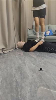素人挖掘机开发白富美女神-运动鞋白袜踩踏/气味辱 bf42937 网友原创 第3张
