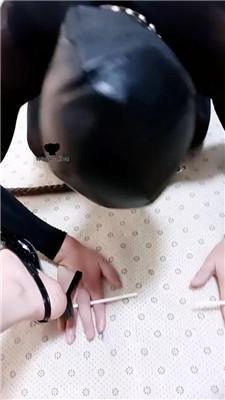 冰炫碾压踩-筷子夹手指刑/手铐捆绑双视角版 JS240728-27 网友原创 第6张